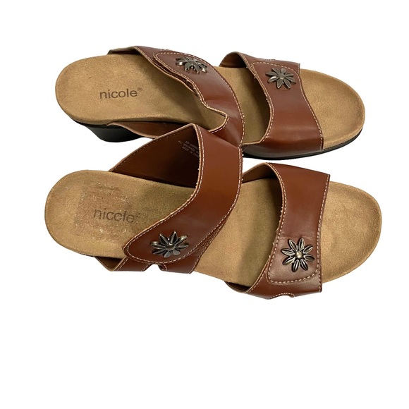 Nicole Brown Slip On Wedge Sandal Heels Velcro Strap Silver Flowers size 8 Wide - Picture 9 of 11